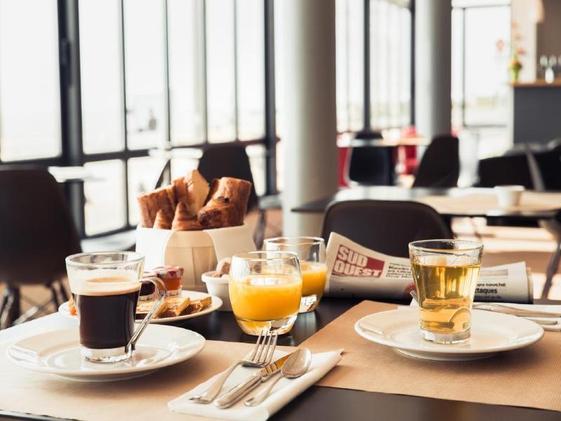 Les Flots - Hotel Et Restaurant Face A L'Ocean - Шатлайон-Плаж Экстерьер фото