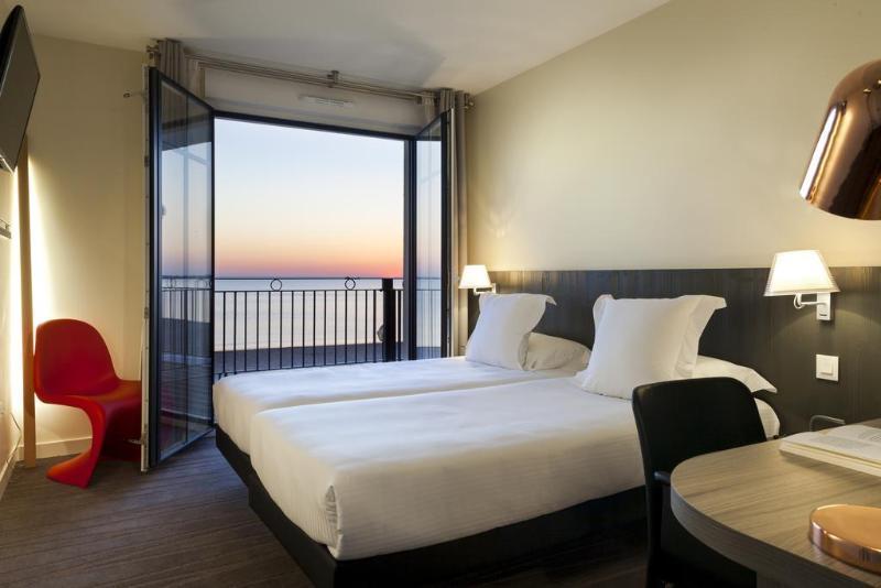 Les Flots - Hotel Et Restaurant Face A L'Ocean - Шатлайон-Плаж Экстерьер фото