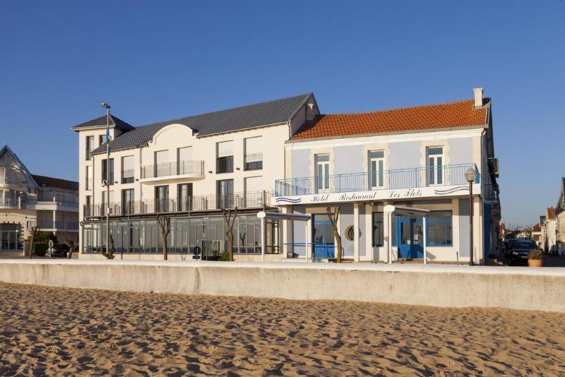 Les Flots - Hotel Et Restaurant Face A L'Ocean - Шатлайон-Плаж Экстерьер фото